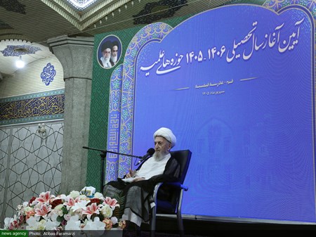 انقلاب اسلامی جزئی از برکات حوزه علمیه قم است